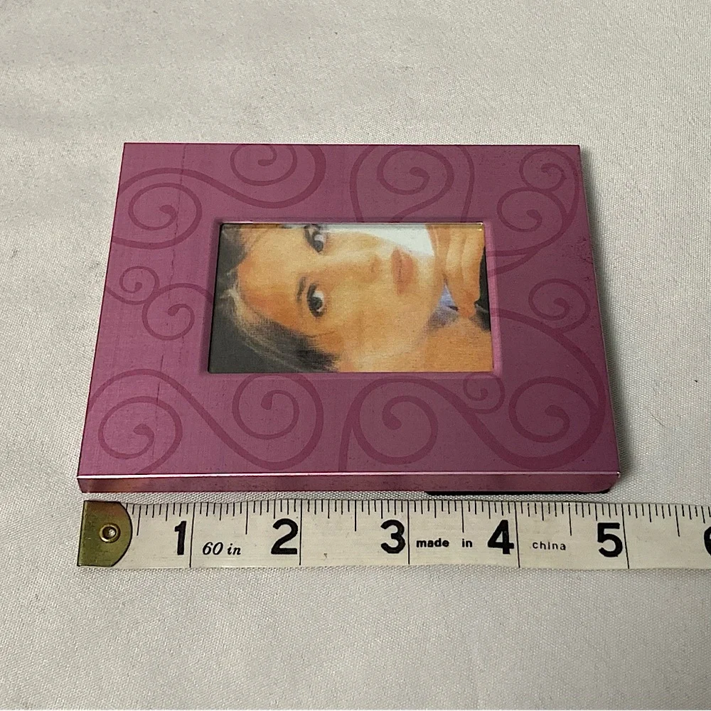 ⭐️ 2” x 4” Pink Metal Curlicue Easel Back Picture Frame